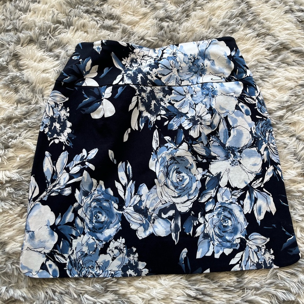 Tennis skirt with blue/white floral design, comfortable material inside, pockets - Picture 6 of 6